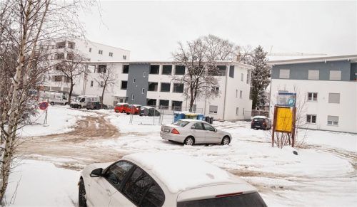 Ist schon sehr weit fortgeschritten: der Neubau im Hintergrund. Auf der Freifläche davor, die an der Berliner Straße liegt, wird geprüft, ob eine Hotelnutzung möglich wäre. Eine entsprechende Anfrage liegt bei der Stadt.Foto hg