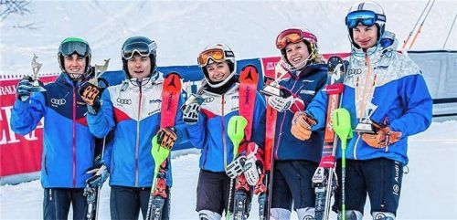 Jonas Witte (rechts) und Matthias Kagleder (Zweiter von links) wurde beim „Hahnenkamm Junior Race 2019“ zusammen mit dem Team Germany Zweiter hinter Österreich 1. Auf dem Siegerfoto fehlt Kiara Klug. Foto  Inngau