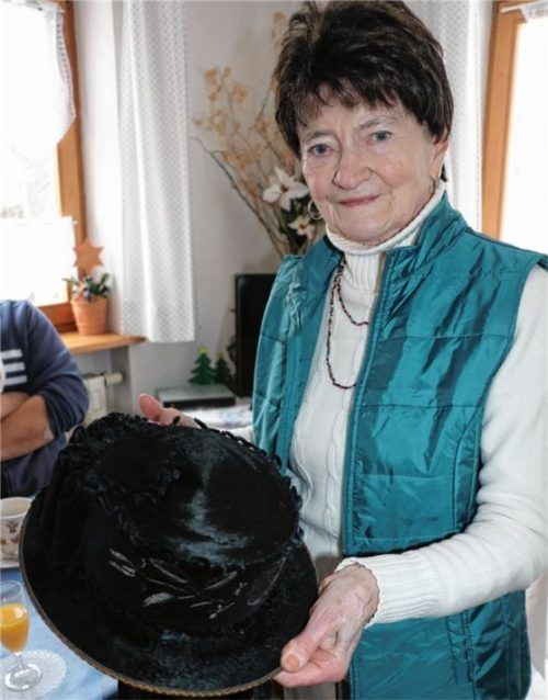 Jubilarin Irmengard Schubert zeigt aus ihrem Familienbesitz den Hut, der im November 1918 von Prinzessin Wiltrud getragen wurde. Foto Rehberg