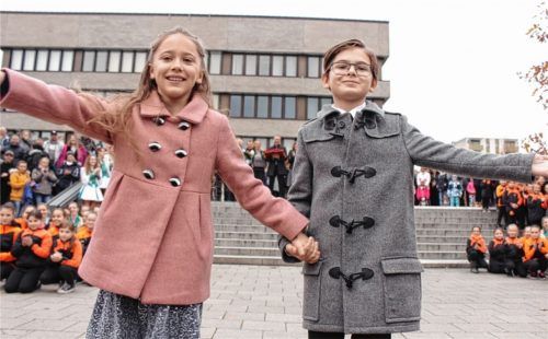 Julia I. und Marc I. haben viel gemeinsam. Sie tanzen gerne und gehen beide schon jahrelang zum Karate.Foto  kla