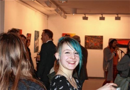 Junge Künstler durften in einer Vernissage im Haus der Kultur ihre Außenwirkung testen. Möglich gemacht hat das die Aktion „creARTive“ vom Kreisjugendring.Foto re