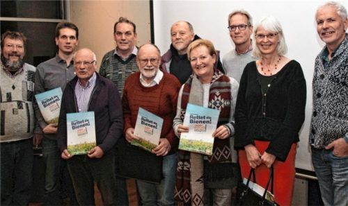 Kampf dem Bienensterben: Eberhard Sauter, Richard Stinauer (Piratenpartei), Peter Kasperczyk (Bund Naturschutz, Kreisverbandsvorsitzender), Josef Fortner ÖDP-Kreisverband und Bündnisleiter, Helmut Pritschet (SPD), Peter Steyrer (Tierschutzpartei), Martina Visser (Grüne), Martin Visser (LBV), Dr. Brigitte Reuke (LBV), Bündnis-Pressesprecher Ludwig Maier von der ÖDP (von links). Foto re