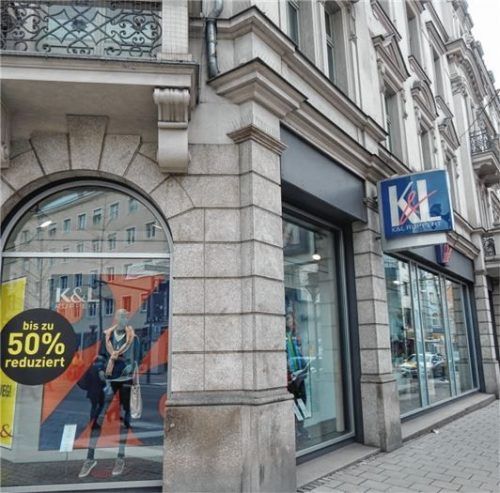 K&L in der Rosenheimer Innenstadt. Ware ist hier bereits stark reduziert.Fotos  rassow/enzinger