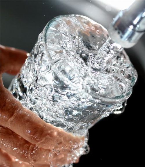 Klares Wasser ohne Löschschaum – das ist in Söchtenau keine Selbstverständlichkeit. Foto dpa/Oliver Berg