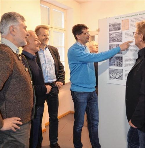 Kolbermoors Heimatmuseumsleiter Stefan Reischl (Zweiter von rechts) gemeinsam mit (von links) Initiator Michael Oberndorfner, Kulturreferent Christoph Maier-Gehring, Initiator Hans Ziegler und Zweitem Bürgermeister Dieter Kannengießer. Foto  Sedlbauer
