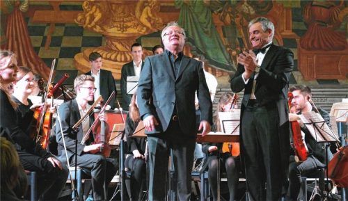 Komponist Walther Prokop (Mitte), dem Rainer Heilmann (rechts) applaudiert, freute sich sichtlich, seine Musik so mitreißend gespielt zu hören. Foto janka