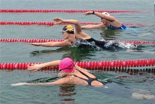 Kopf-an-Kopf-Rennen: Julia Wittig im Wettkampf mit Birgit Bonauer und Conny Prasser.