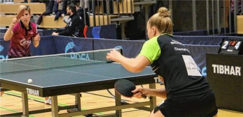 Kristin Lang, hier im Spiel gegen Chantal Mantz, befindet sich derzeit in einer überragenden Form und war maßgeblich an Kolbermoors Kantersieg beteiligt. Foto erlich