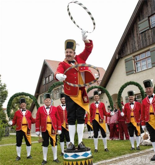 Lange Tradition: Bürgermeister Peter Kloo führt auch diese Saison wieder die Kolbermoorer Schäffler als Schäfflermeister an.Foto Archiv