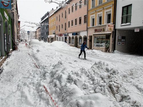 „Gleitzeit“ im Traunsteiner Stadtzentrum: Zu einem ungewöhnlichen Verkehrsmittel griff dieser Langläufer im Rekordwinter 2019. Doch wie steht es um den ÖPNV im zweitgrößten Landkreis Bayerns? Foto effner