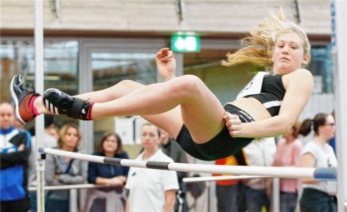 Lara Mößthaler vom TuS Bad Aibling siegte mit bayerischer Jahresbestleistung im U16-Hochsprung in Essing. Foto stuffer