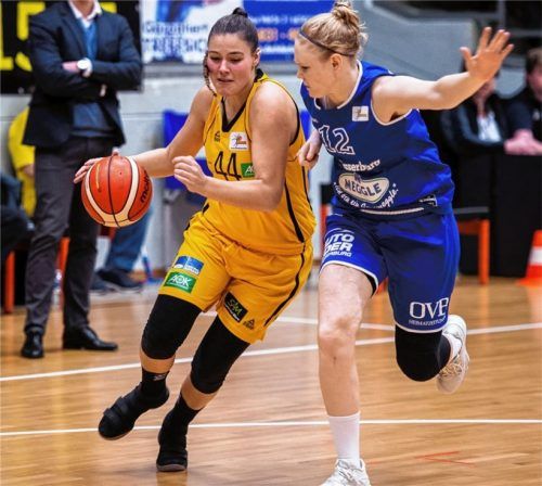 Laura Hebecker (rechts, im Kampf um den Ball mit Kimberly Pohlmann), war mit 14Punkten beste Wasserburger Werferin.Foto Ruppenthal