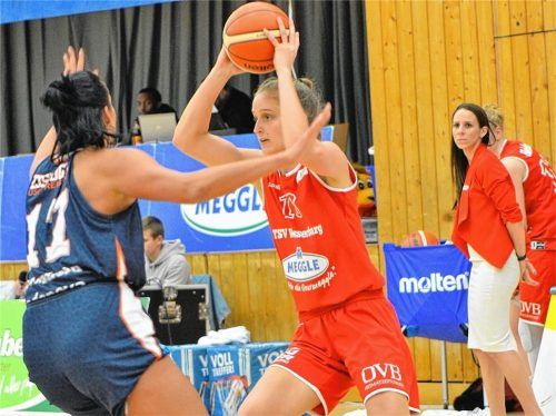 Leonie Fiebich (Mitte), die vor wenigen Tagen erst 19 Jahre geworden, sicherte sich 13 Rebounds. Foto  Hörndl