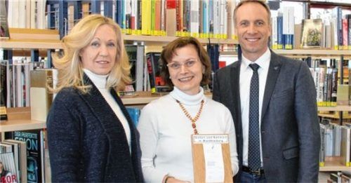 Lesen für alle: Unterstützung gibt es durch das Projekt „Geben und Nehmen in Waldkraiburg“, das Lydia Distler (links) ins Leben gerufen hat. Mit auf dem Bild Bianca Mertin von der Stadtbücherei und Bürgermeister Robert Pötzsch.Foto re