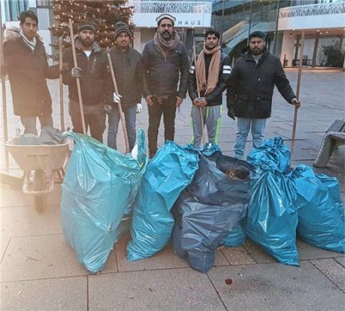 Machten am Neujahrstag alles sauber: die jugendlichen Muslime aus Kolbermoor.