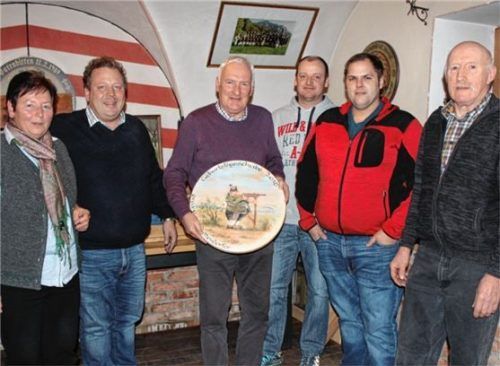 Maik Oberauer (Mitte) umringt von den Schützen auf den weiteren Plätzen.Foto re