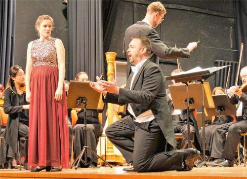 Mal kokett, mal beherzt: Tenor Max Prodinger und Sopranistin Simone Vierlinger drückten der Neujahrsgala in der Töginger Kantine ihren Stempel auf.Foto vk