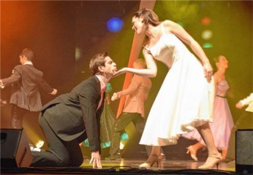 Marco Trespioli und Marina Pechmann als Danny und Sandy aus „Grease“. Foto Kuhn