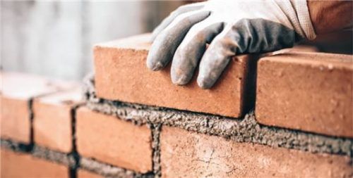 Maurer/-innen brauchen handwerkliches Geschick, gute Hand-Auge-Koordination und räumliches Vorstellungsvermögen. Foto istockphoto.com/bgdan hoda