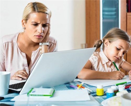 Mehrfachbelastungen durch Beruf, Familie und Haushalt erfordern viel Energie und lassen besonders tagsüber oft kaum Raum für Ruhepausen. Foto djd/vitasprint/Iakov Filimonov