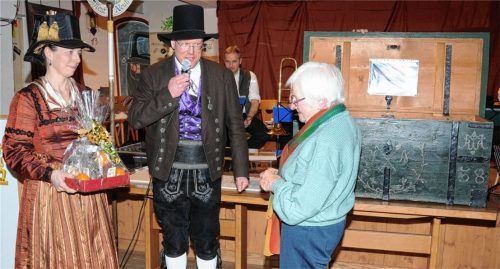 Michael Konrad und Juliane Tiefenmooser bedanken sich bei Margit Scholz (rechts) für ihren Einsatz. Sie war Nachbarin und gute Freundin der verstorbenen Resi Mend und kümmerte sich um die Aushändigung der Truhe an den Schiffleut-Bruderschaft-Verein Neubeuern. Fotos reischl-Zehentbauer