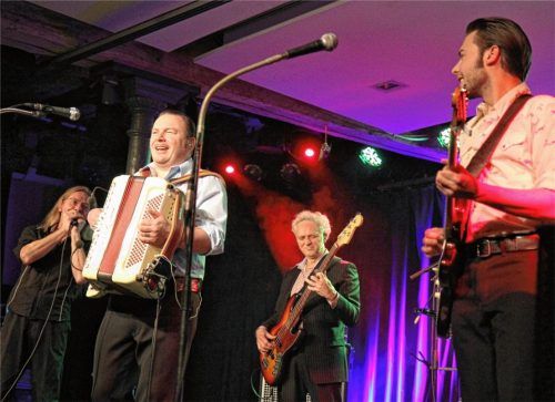 Mit Akkordeon und Bassgitarre, humorvollen Liedern und anspruchsvollen Instrumentaleinlagen begeisterte die Band Hiss ihr Publikum.