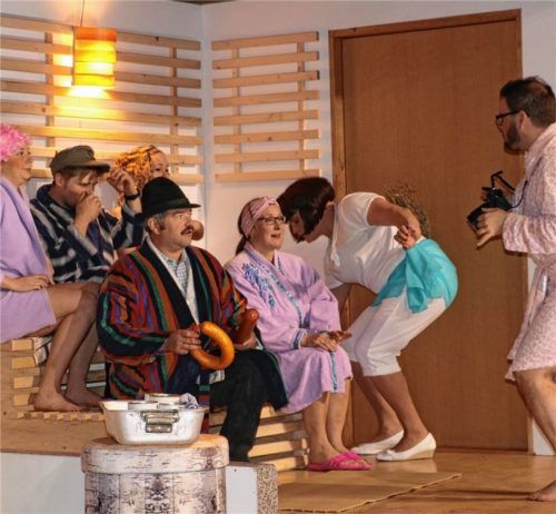 Mit der Wurst in der Sauna: der Gemeinderat hat sich zum Fototermin im alten Feuerwehrhaus eingefunden. Foto Rehberg