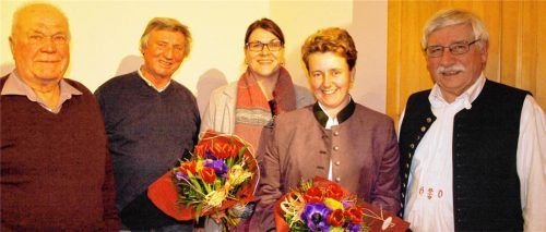 Mit einem Dankeschön und Blumen verabschiedet der Vorsitzende Hans Demberger (rechts) die Mitglieder (von links) Josef Kaffl nach 15 Jahren sowie Peter Kogler, Christine Kaffl und Birgit Dinzenhofer nach jeweils zwölf Jahren ehrenamtlichem Engagement aus der Führungsriege des Historischen und Heimatvereins Pang.Foto aez