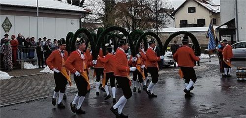 Mit ihren Tanzformationen begeisterten die Kolbermoorer Schäffler vor dem Trachtenheim, wo sich die Brauchtumswarte des Gauverbands I zur Tagung getroffen hatten.Foto Sedlbauer