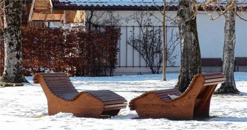 Mit neuen, gemütlichen Liegebänken wurde der Grassauer Kurpark ausgestattet.Foto tb