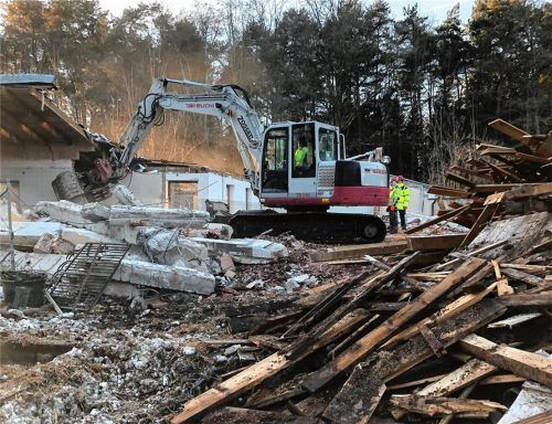 Mit schwerem Gerät arbeiten die Männer am Abriss des rund 40 Jahre alten Kleintier- und Katzenhauses.