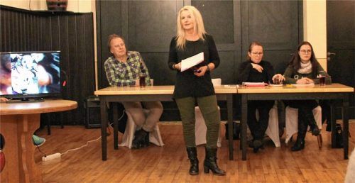 Mit vereinten Kräften für den Tierschutz: Vorsitzende Manuela Gyimes hofft, das neue Tierheim kann noch 2019 angepackt werden. Hinter ihr (von links) Zweiter Vorsitzender Dr. Bernhard Lörsch, Kassierin Michaela Reiser und Schriftführerin Sarah Bez.Fotos hos
