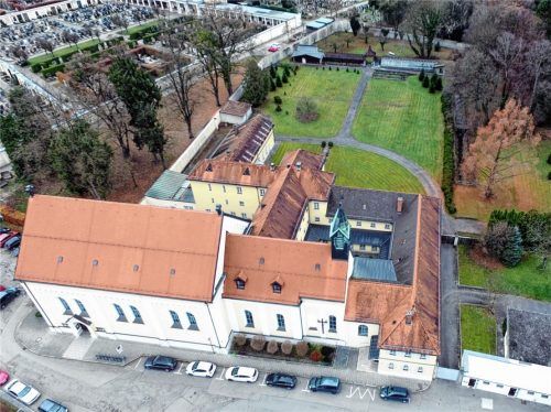 Mitten in der Stadt und großzügig gestaltet: das Kloster St. Sebastian in Rosenheim.Foto Ziegler