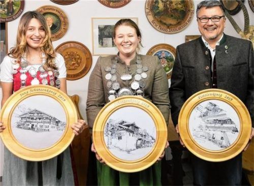 Nach einem harten Wettkampf über zwei Tage wurden die neuen Schützenkönige gekrönt: von links Xenia Binder (Jugendkönigin), Julia Kreuz (Schützenkönigin) und Benjamin Kea (Pistolenkönig).Foto stv