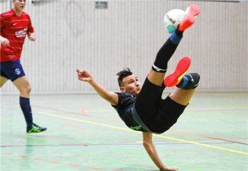Nedeljko Radic drückte dem Turnier den Stempel auf. Hier erzielt er gegen Ostermünchen das 5:2. Foto  Butzhammer