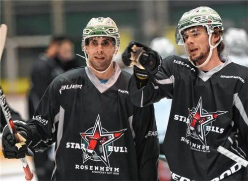 Neuzugang Alexander Höller (links) gestern Abend im Training mit seinem neuen Mitspieler und Sturmkollegen Michael Baindl. Foto  Ziegler