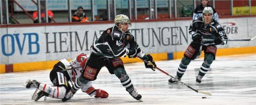 Neuzugang und zweifacher Torschütze Alexander Höller war hier vom Memminger Verteidiger nicht zu stoppen. Rechts Sturmpartner Chase Witala, der ebenfalls traf. Fotos  Ziegler