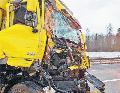 Nicht mehr fahrbereit war dieser Lkw nach dem Auffahrunfall. Foto reisner