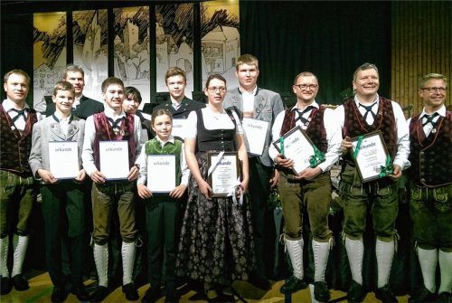 Nicht nur den beiden Dirigenten, auch zahlreichen Nachwuchsmusikern wurden Urkunden überreicht. Foto re