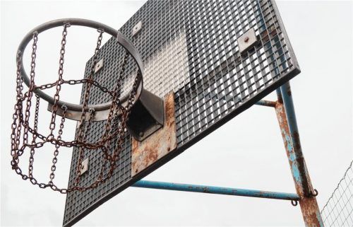 Nicht nur die Körbe an der Streetball-Anlage sollen 2019 erneuert werden.Foto  hg