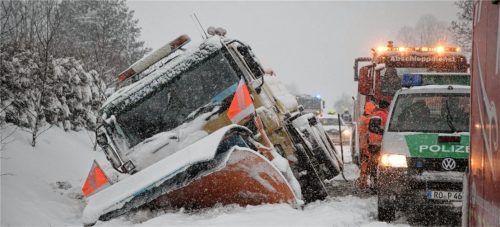Nichts ging mehr: Auf der Bundesstraße 306 kam ein Schneepflug zwischen Siegsdorf und Inzell von der Straße ab und blieb liegen. Fotos Lamminger (2), Schlecker, Hoffmann, Reinthaler, Reiter