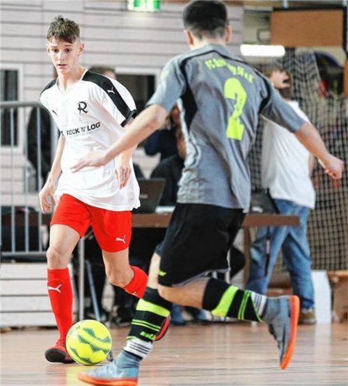 Nico Schiedermeier von 1860 Rosenheim (links) im Spiel gegen Schwabing (5:0). Im Halbfinale gegen Ludwigvorstadt München gelang ihm zehn Sekunden vor Schluss der 1:0-Siegtreffer. Foto Zucker