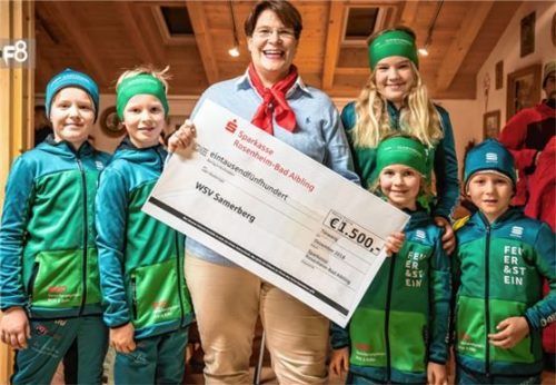 Nicole Hansjürgen, Leiterin der Geschäftsstelle Törwang der SPK Rosenheim-Bad Aibling, überreichte 1500 Euro.