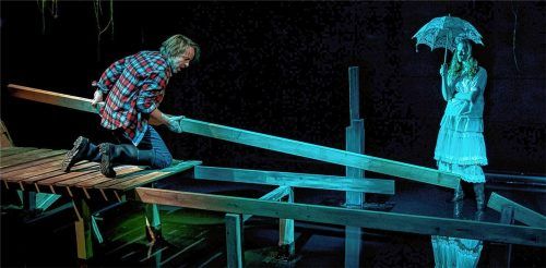 Peer Gynt baut unbeirrt einen Weg über das Wasser und erzählt von Taten, die noch zu tun sind. Foto Flamm