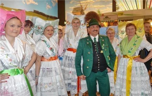 Pflegte die Freundschaft zwischen Spreewald und Chiemsee: Toni Hötzelsperger mit Tänzerinnen aus Brandenburg.