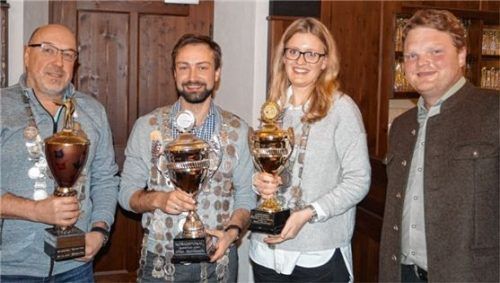 Regenten unter sich: die Schützenkönige (von links) Jochen Horn, Dominik Naundorf und Julia Richter mit dem Zweiten Schützenmeister Christian Leberfinger. Foto re