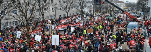 Riesen-Andrang: 3000 demonstrierten – mit Rotwesten, Trillerpfeifen, Plakaten und Bannern. Fotos Rassow