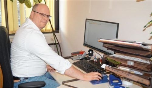 Robert Heinfeldner an seinem neuen Arbeitsplatz. Seit 2011 leitete er das Einwohnermeldeamt in Mühldorf, jetzt wechselte er als Nachfolger von Siegfried Hanesch nach Waldkraiburg.Foto  hg