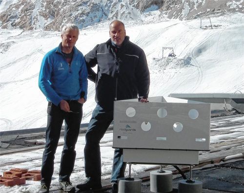 Roofguards-Gründer Tom Rosshuber (rechts) mit der Schneewaage und Dr. Michael Gebhardt von der Umweltforschungsstation Schneeferner Haus auf der Zugspitze: Hier kam das System zur Schneelastmessung aus Eggstätt auch schon zum Einsatz, für eine Testmessung. Foto re