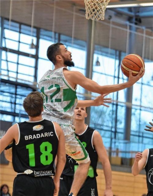 Rosenheimer Überlegenheit unter dem Korb: Eugen Schulezko bei zwei seiner fünf Punkte. Fotos Ziegler